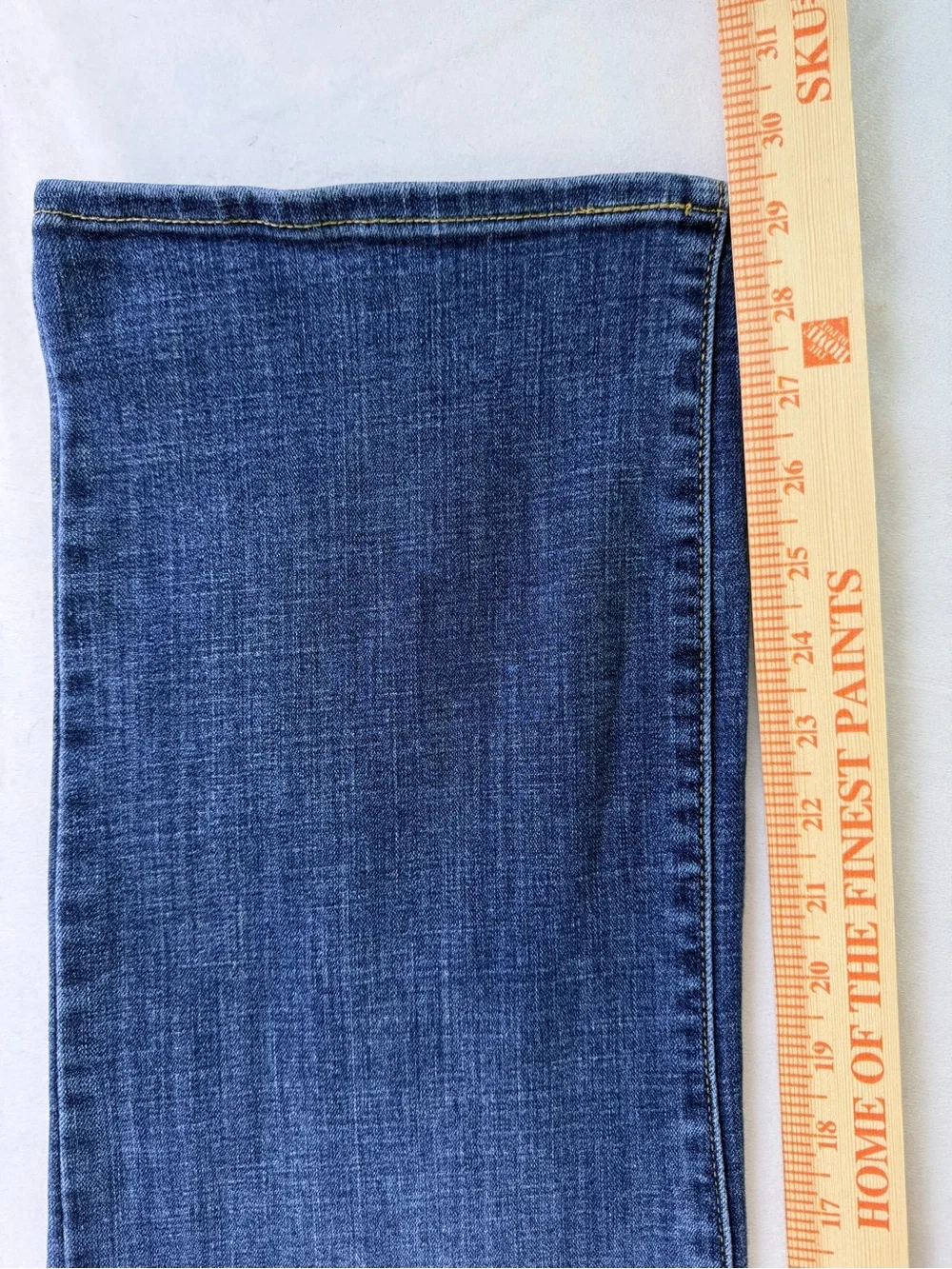 Levi's Women's Mid Rise Classic Straight‎ Medium Wash Blue Jeans